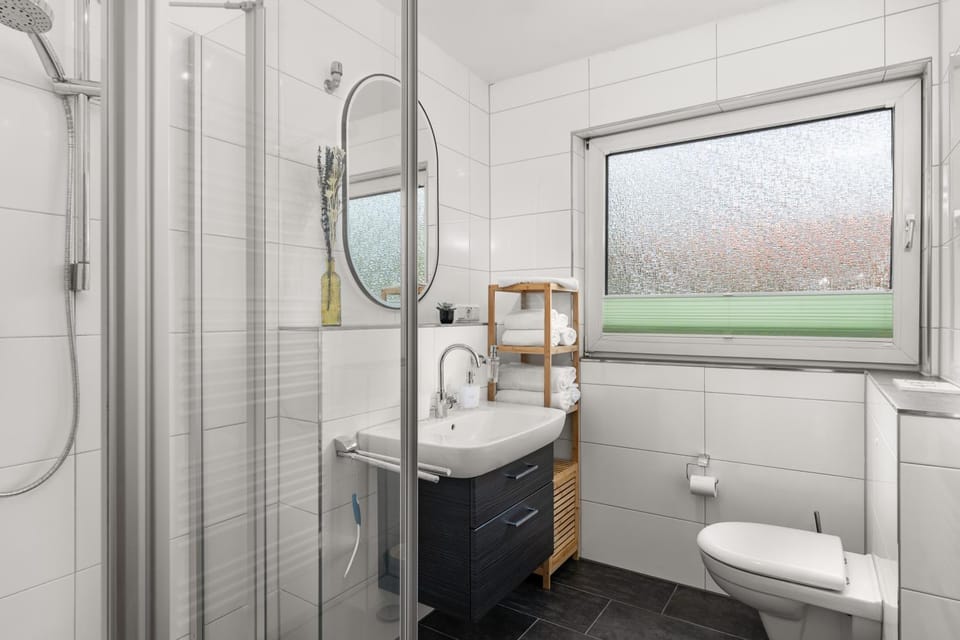 Shower, Toilet, Bathroom, towels