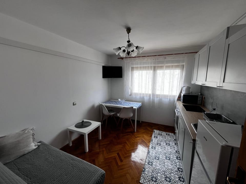 TV and multimedia, Kitchen or kitchenette, Living room, Seating area, oven, stove