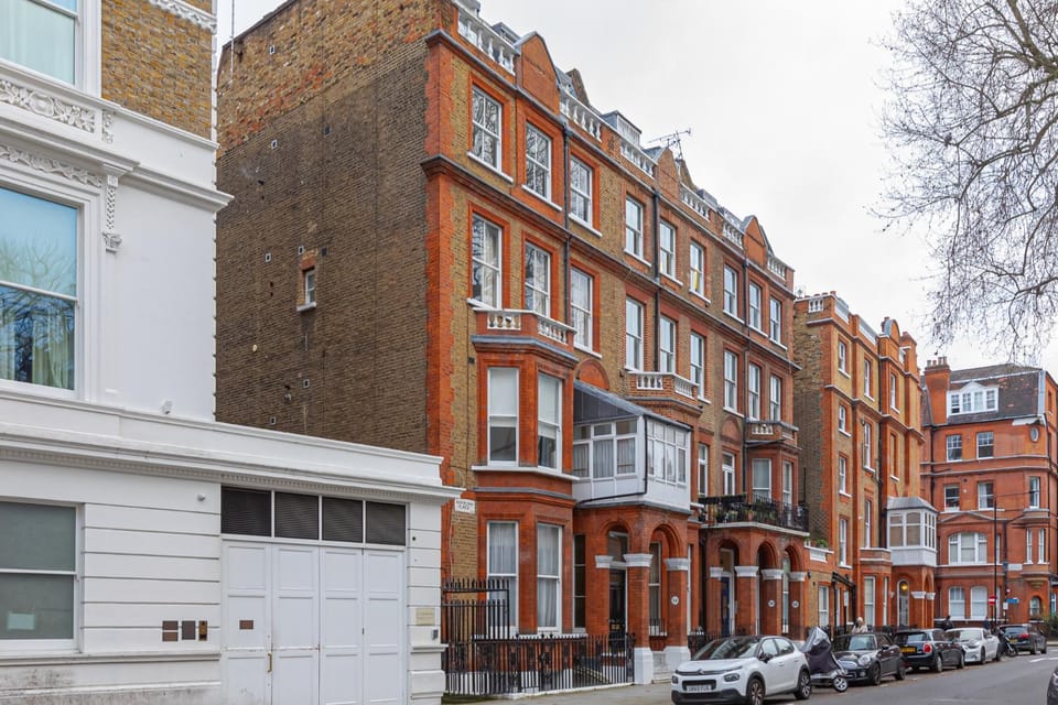 Property building, Day, Neighbourhood, Street view, Location