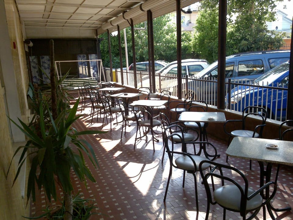 Restaurant/places to eat, Balcony/Terrace