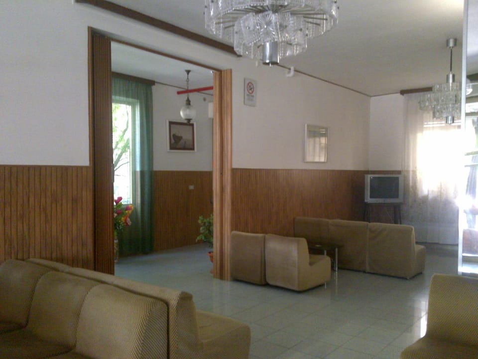 Communal lounge/ TV room