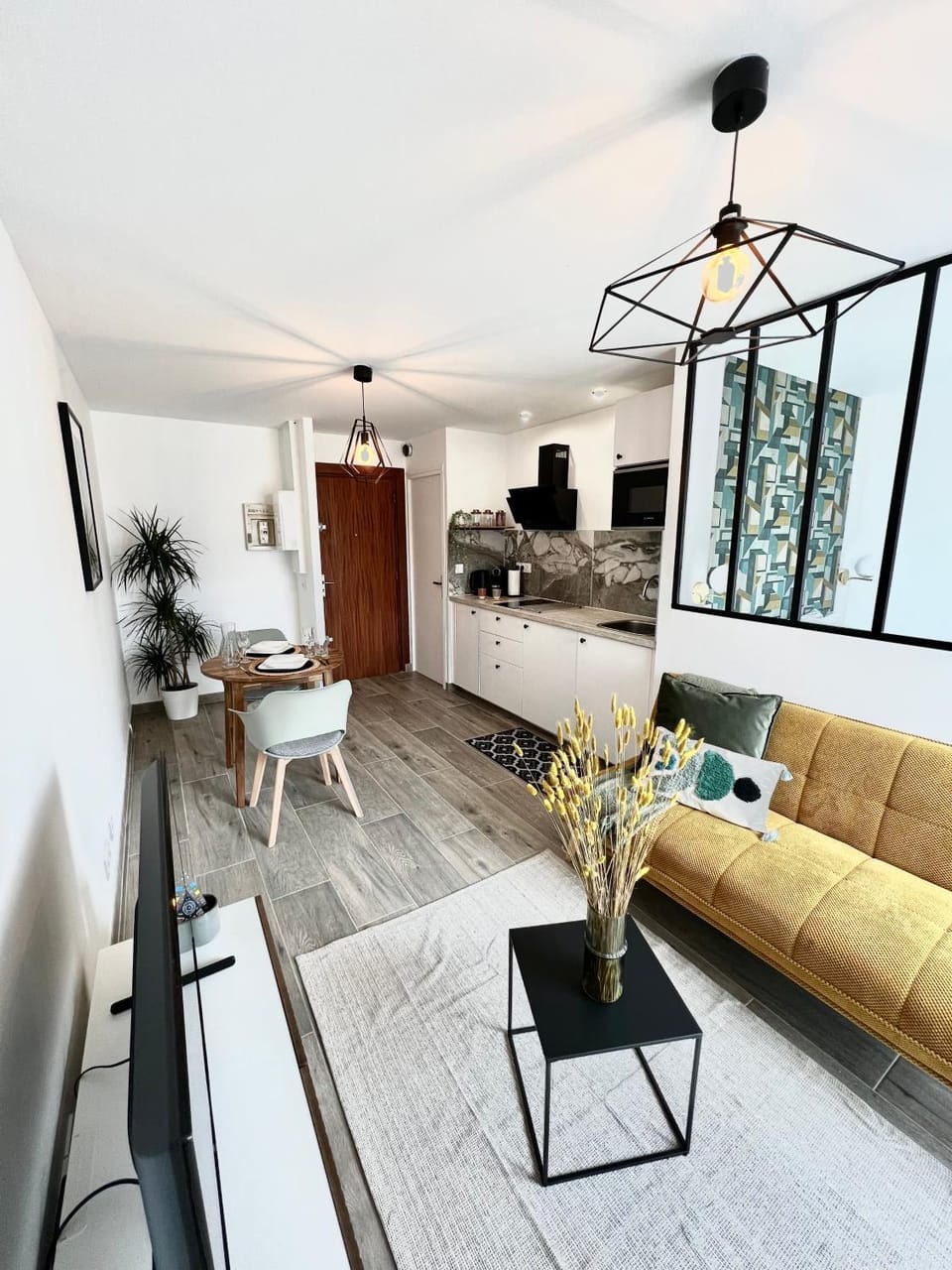 TV and multimedia, Kitchen or kitchenette, Living room, Dining area