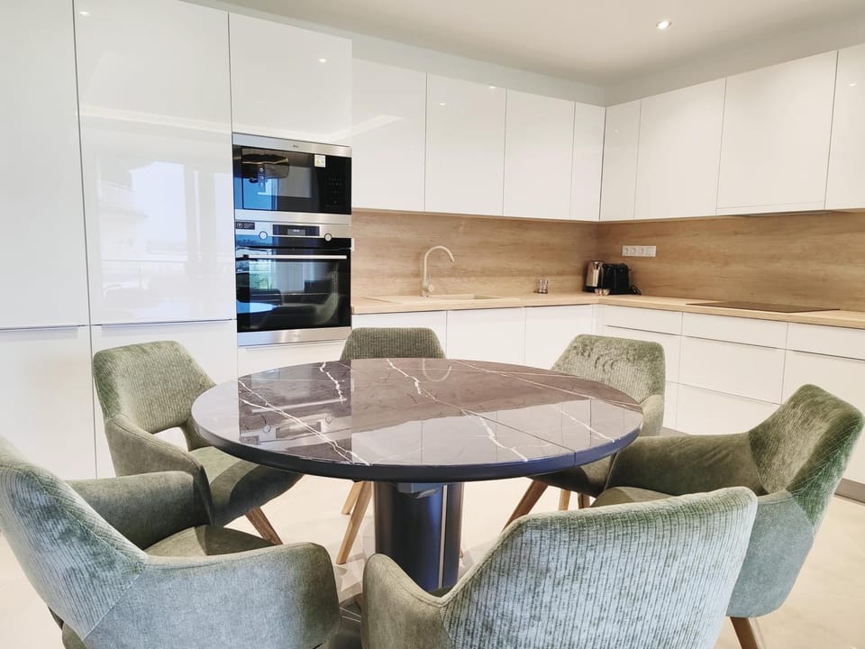 Kitchen or kitchenette, Dining area