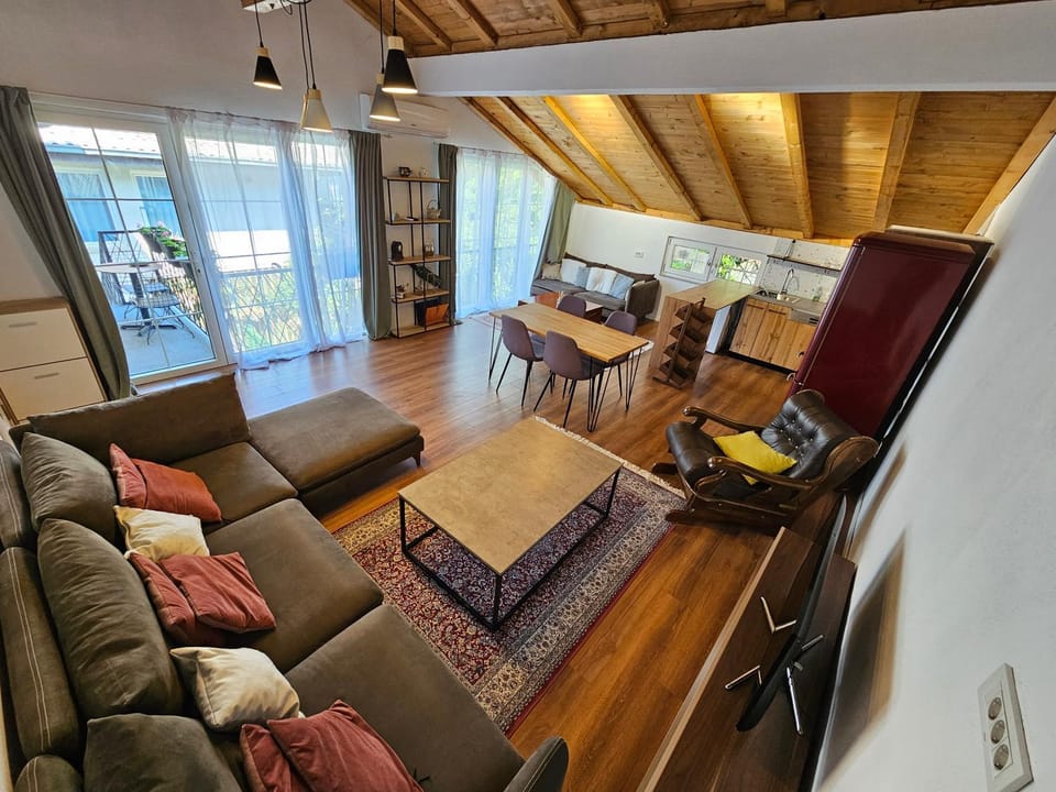 Communal lounge/ TV room, TV and multimedia, Kitchen or kitchenette, Living room, Seating area, Dining area