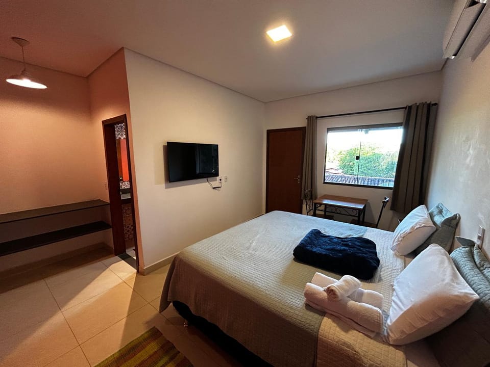 Bed, TV and multimedia, Photo of the whole room, Bedroom