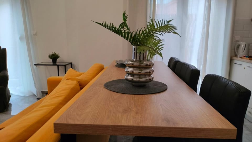 Seating area, Dining area