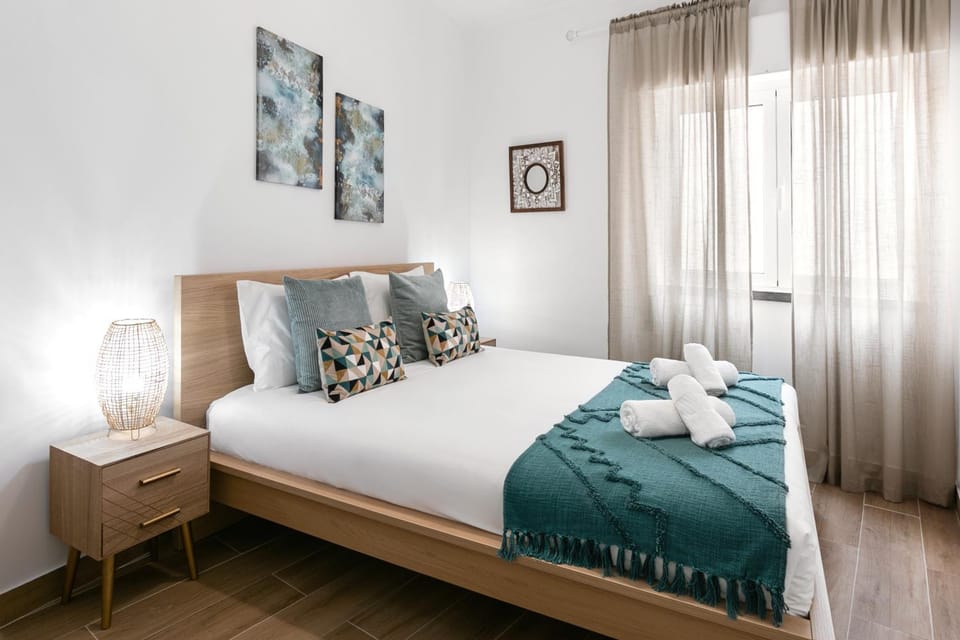 Bed, Decorative detail, Bedroom, towels