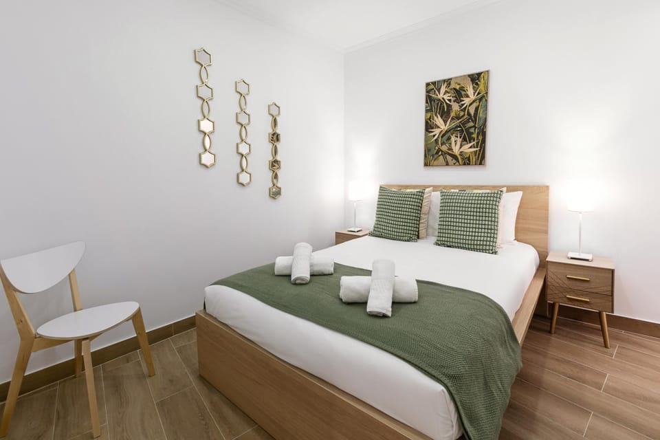 Bed, Decorative detail, Bedroom, towels