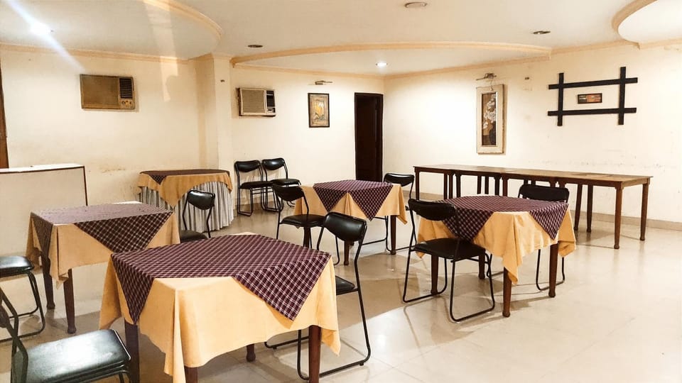 Restaurant/places to eat, Restaurant/places to eat, Living room, Banquet/Function facilities, Seating area, Breakfast, Breakfast