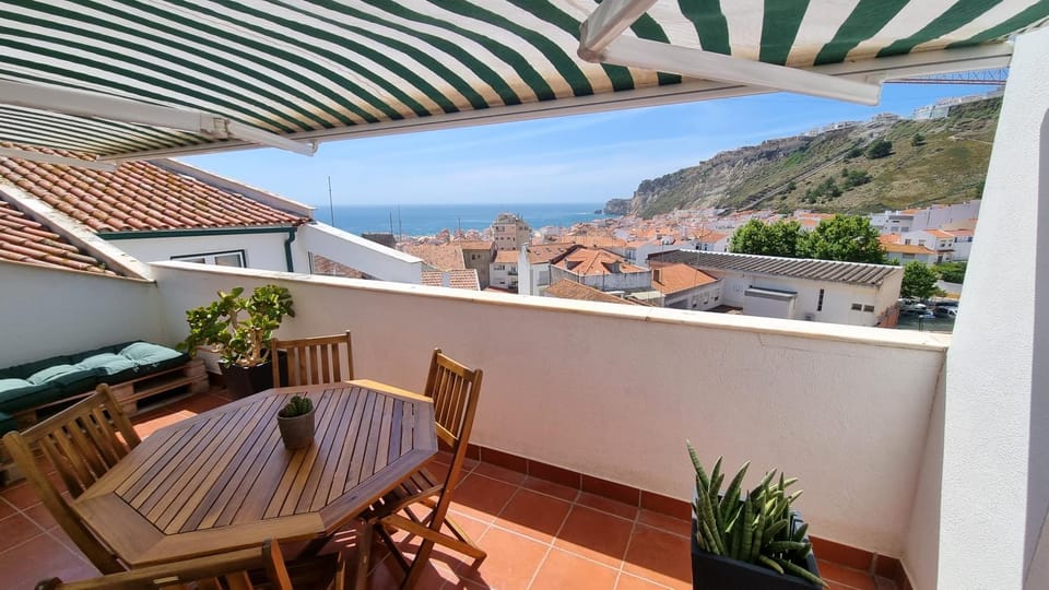 Natural landscape, View (from property/room), Balcony/Terrace, Dining area, Sea view