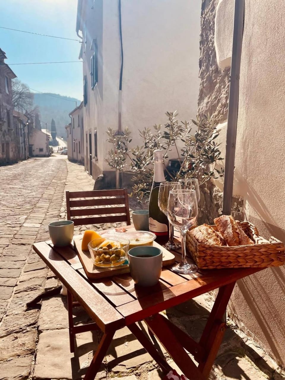 Patio, Day, Natural landscape, Food and drinks, Food, Breakfast, Continental breakfast, Lunch