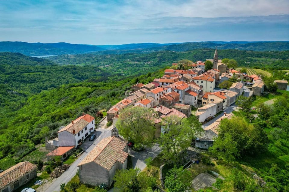 Nearby landmark, Neighbourhood, Natural landscape, Bird's eye view, City view, Street view