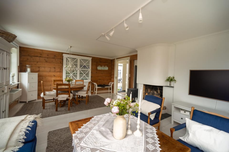 Communal lounge/ TV room, TV and multimedia, Living room, Seating area, Dining area