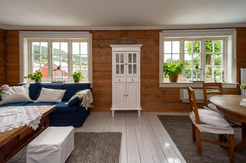 View (from property/room), Living room, Seating area, Dining area