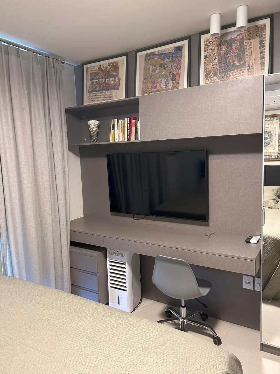 TV and multimedia, Photo of the whole room, Bedroom, hair dresser