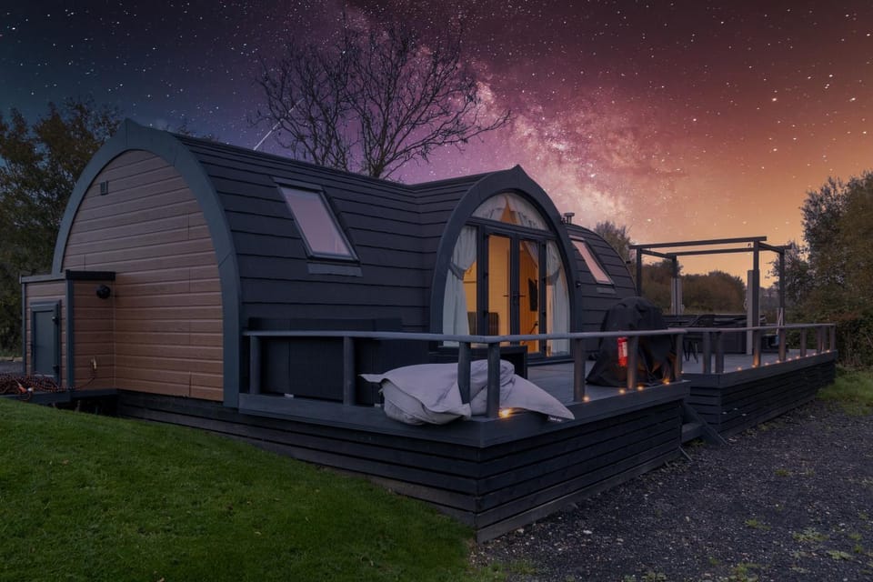 The Lake House - Private Hot Tub House in Arun District
