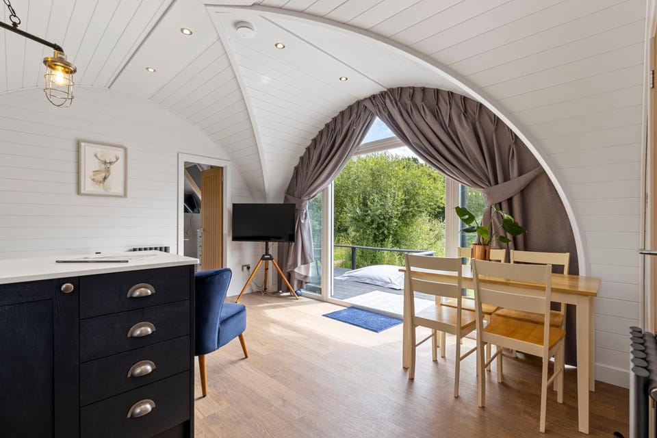 The Lake House - Private Hot Tub House in Arun District