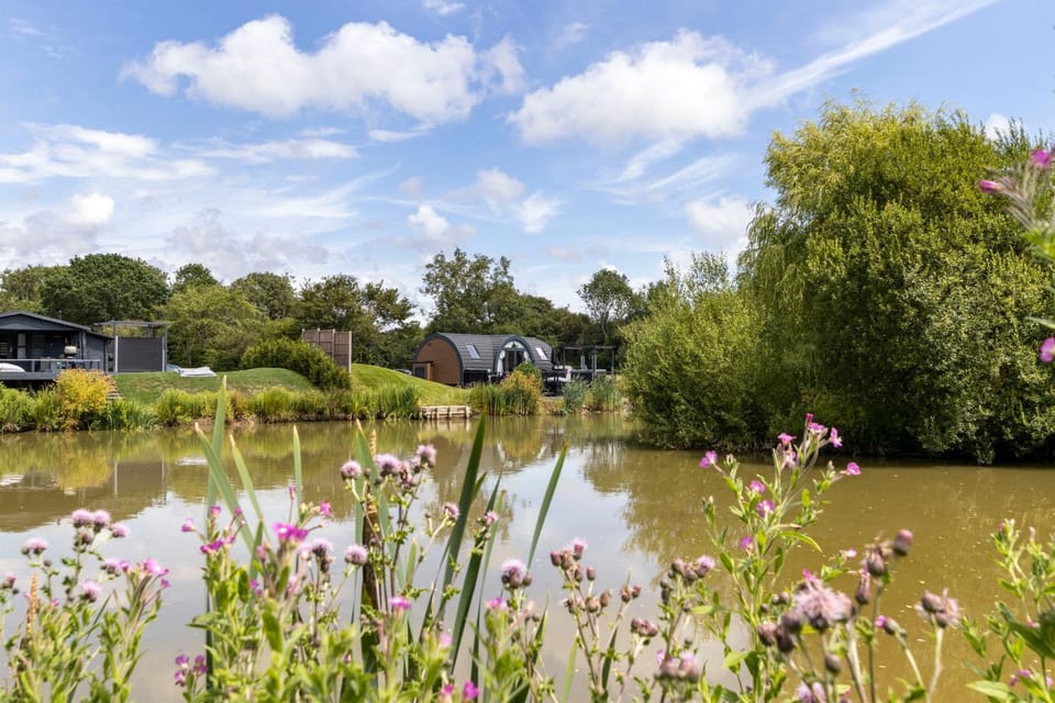 The Lake House - Private Hot Tub House in Arun District