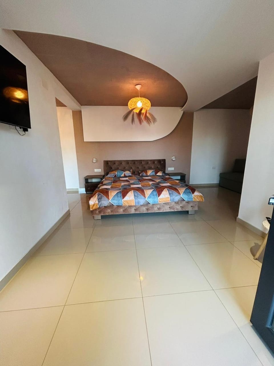 Bed, TV and multimedia, Photo of the whole room, Bedroom