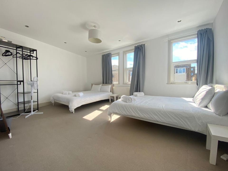 Opuluxe 4-Bedroom House - Sleeps 16 - Near Westfield House in London