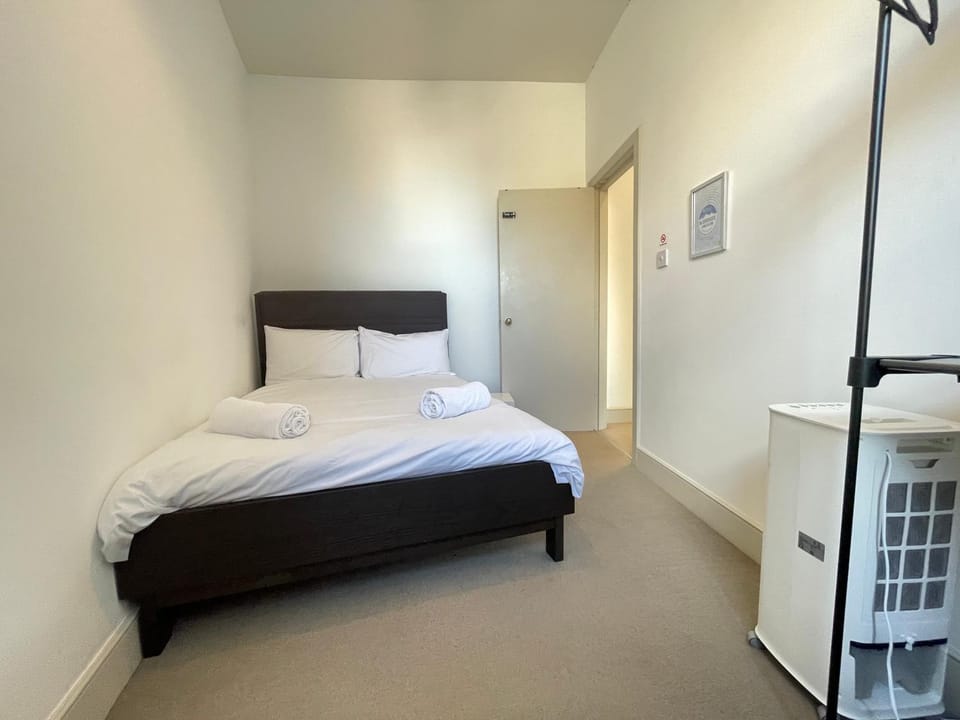 Opuluxe 4-Bedroom House - Sleeps 16 - Near Westfield House in London