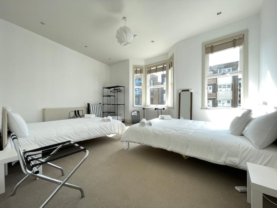 Opuluxe 4-Bedroom House - Sleeps 16 - Near Westfield House in London