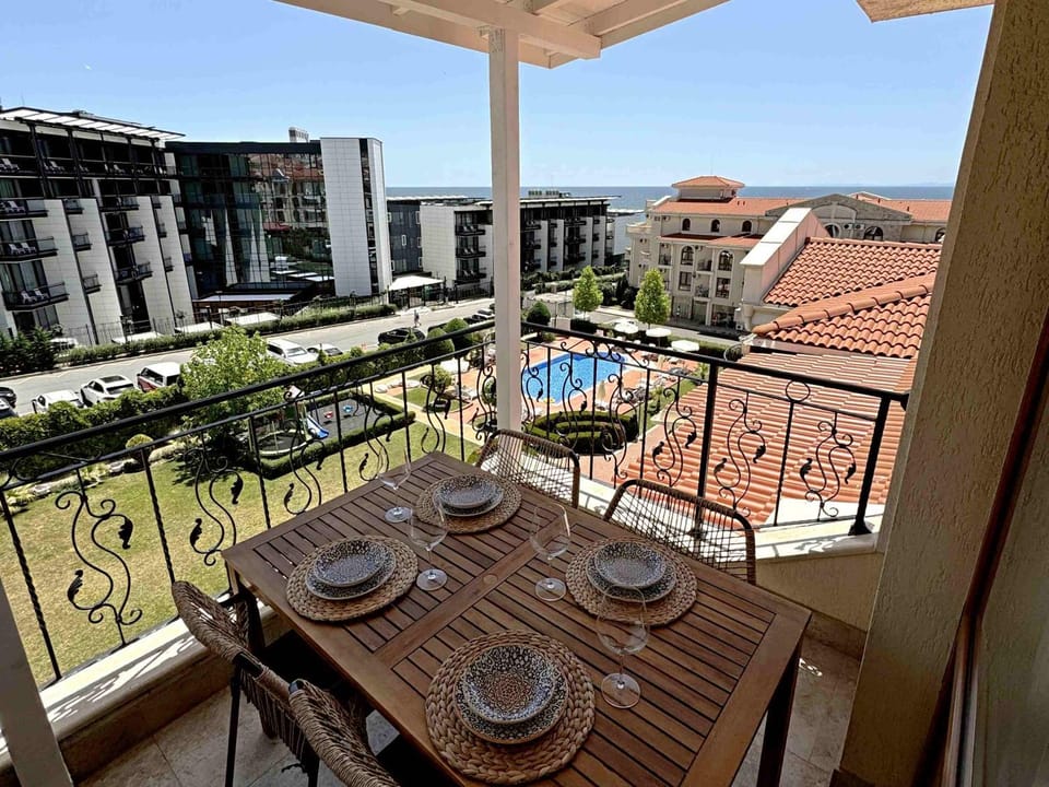 View (from property/room), Balcony/Terrace, Sea view, Swimming pool, Swimming pool