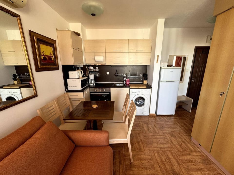 Coffee/tea facilities, Dining area, microwave, washing machine, kitchen