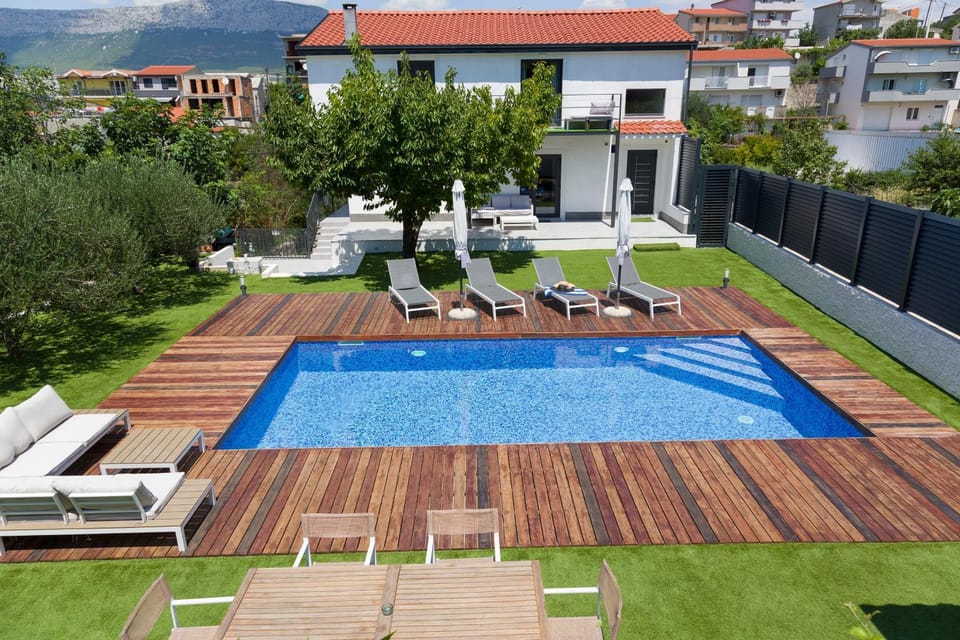 Villa Joy with heated pool and foodbal Apartment in Split