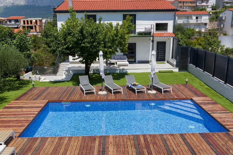 Villa Joy with heated pool and foodbal Apartment in Split