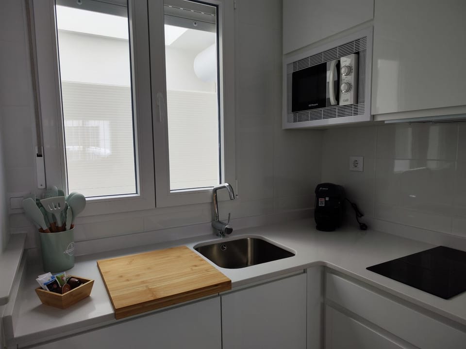 Kitchen or kitchenette, minibar, stove