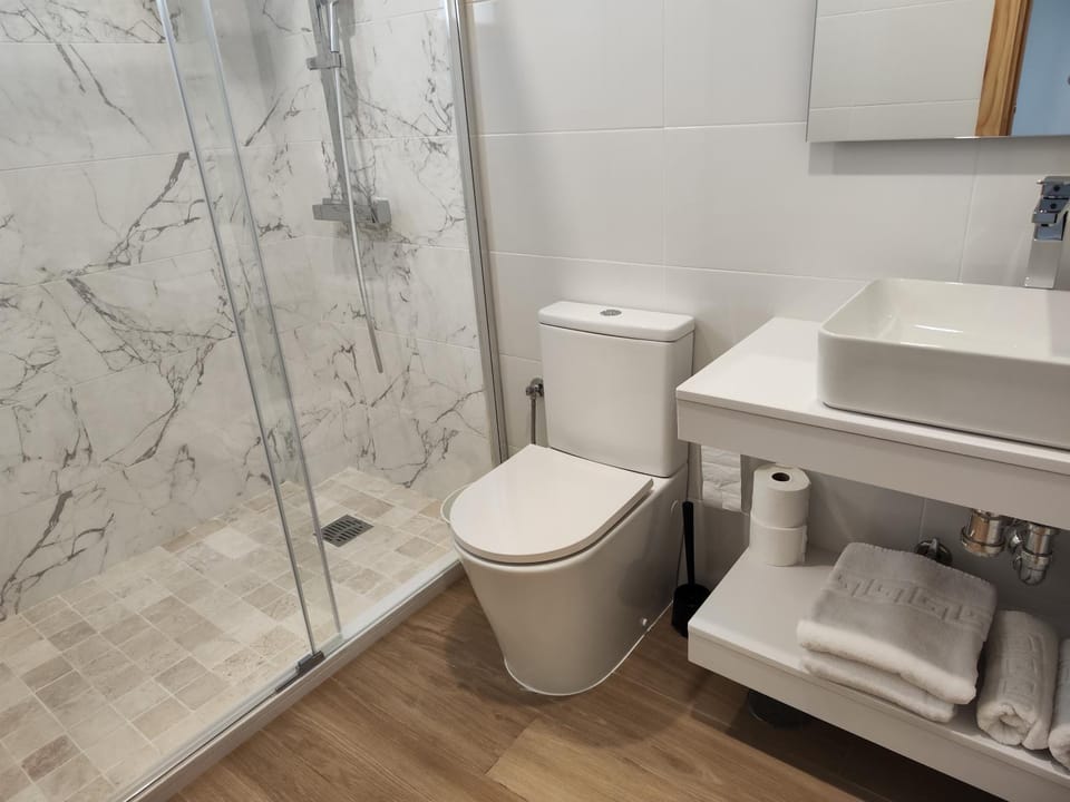 Shower, Bathroom, towels