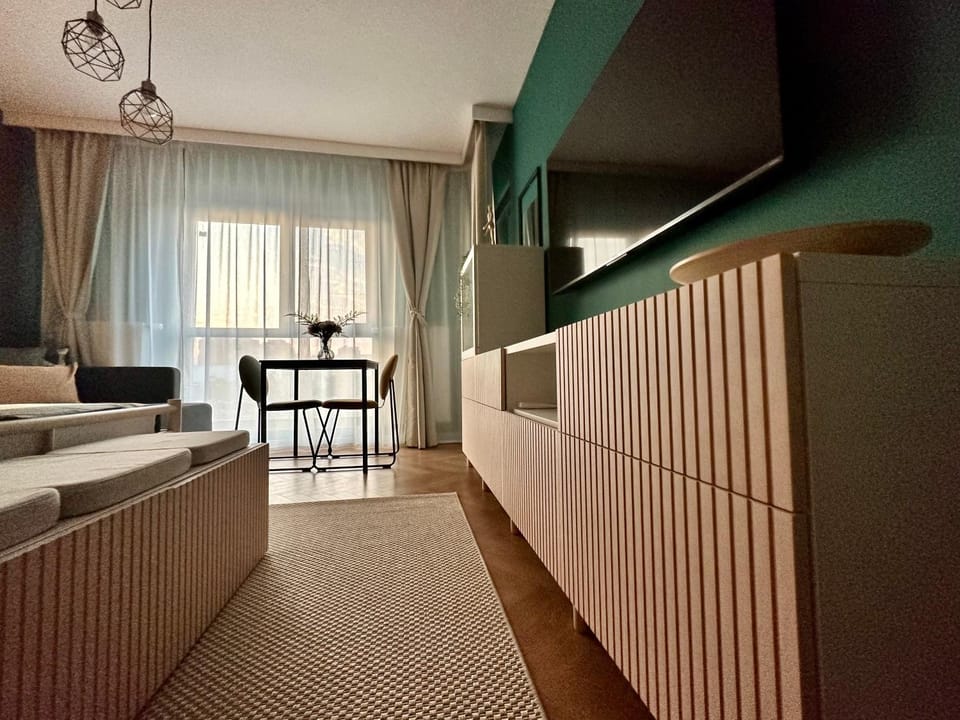 Communal lounge/ TV room, TV and multimedia, Dining area, Bedroom, Garden view