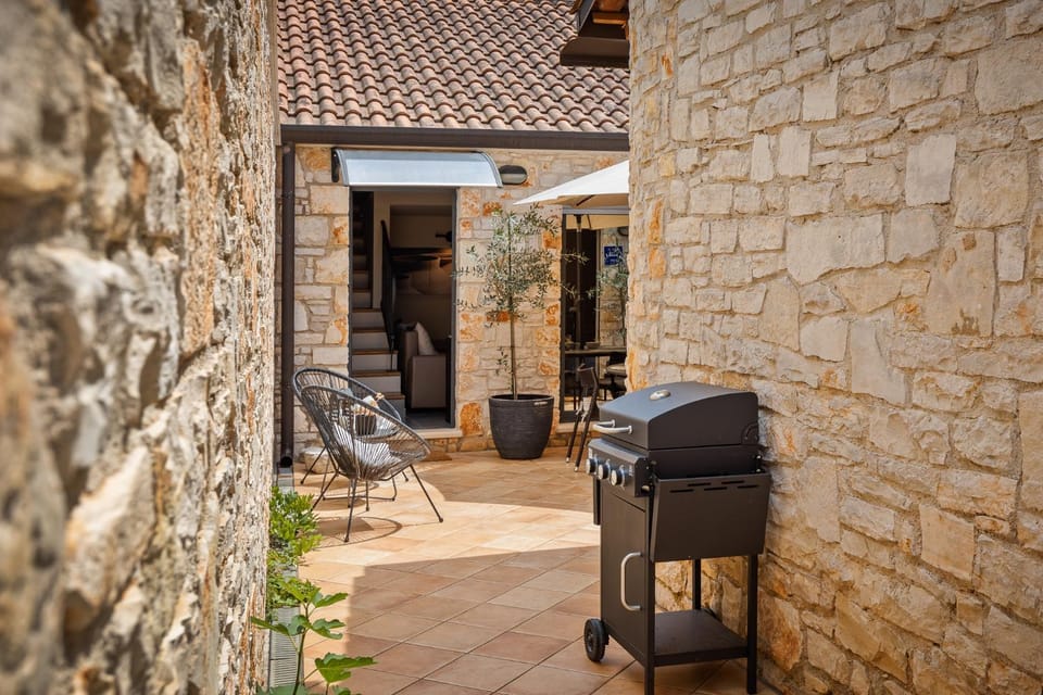 Patio, Day, Garden, Seating area