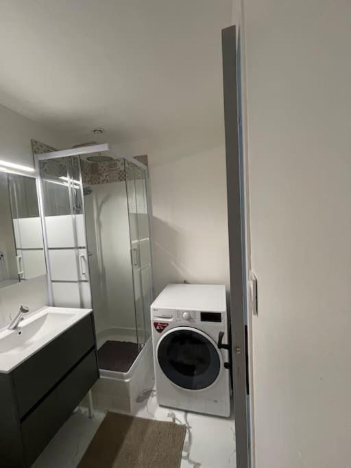 Shower, Bathroom, towels, washing machine