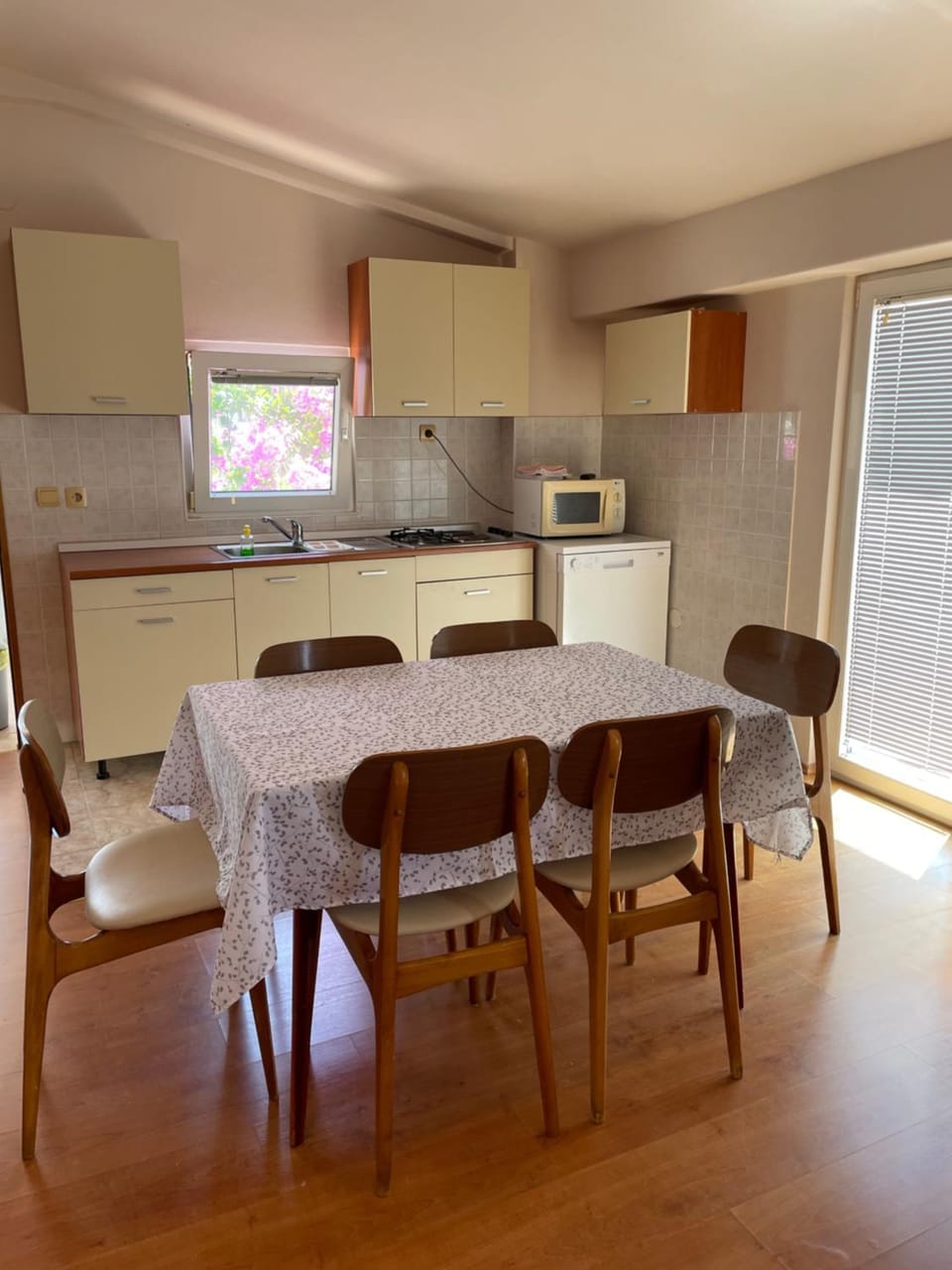 Kitchen or kitchenette, Dining area, minibar, stove