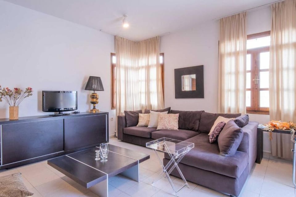 Communal lounge/ TV room, TV and multimedia, Living room, Evening entertainment