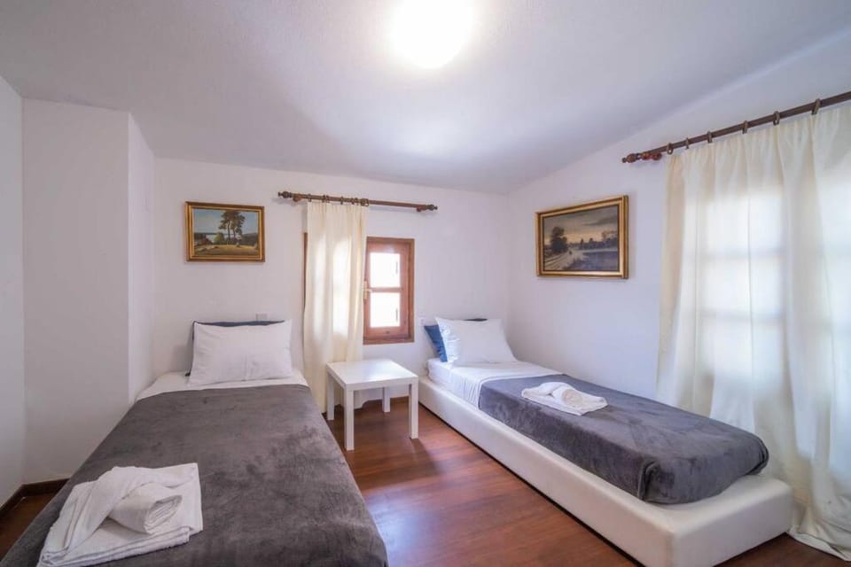 Bed, Photo of the whole room, Bedroom, Mountain view, towels