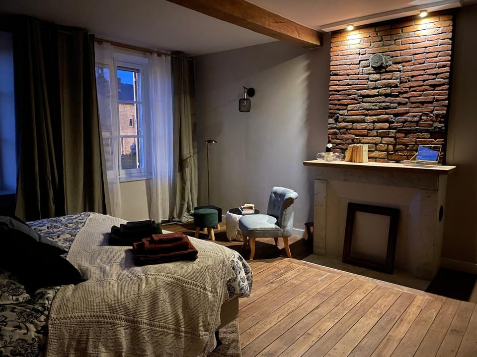 Photo of the whole room, Seating area, Bedroom