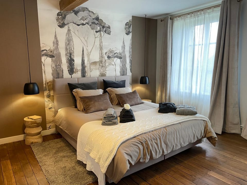 Bed, Photo of the whole room