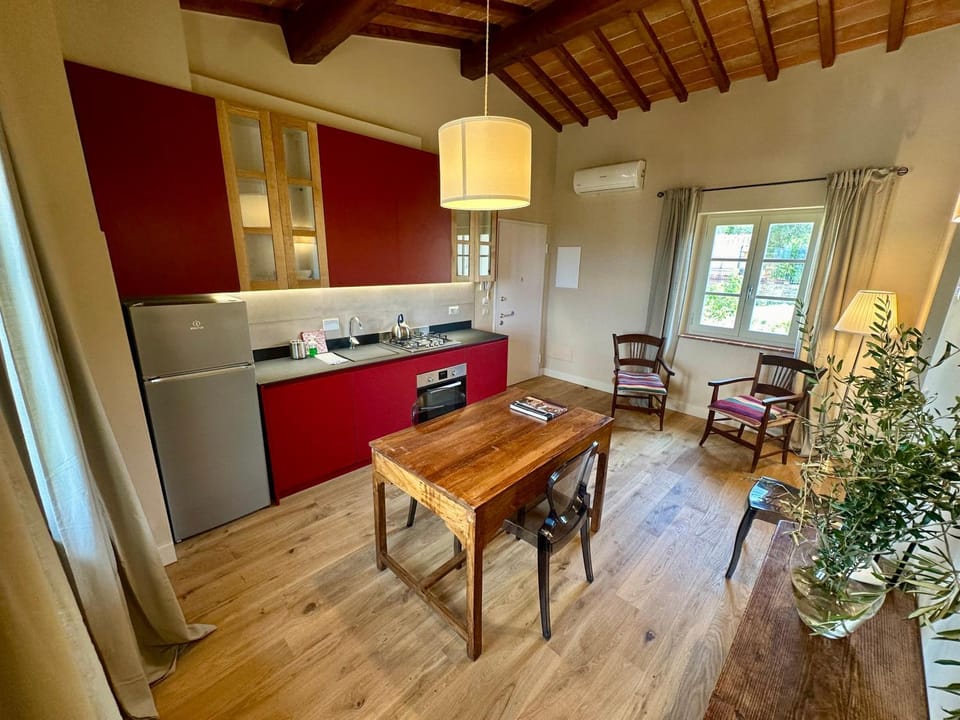 Kitchen or kitchenette, Seating area