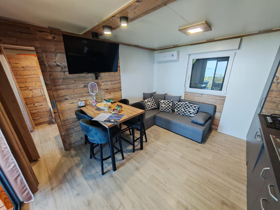 Living room, Food and drinks, Seating area, Dining area, Food, kitchen