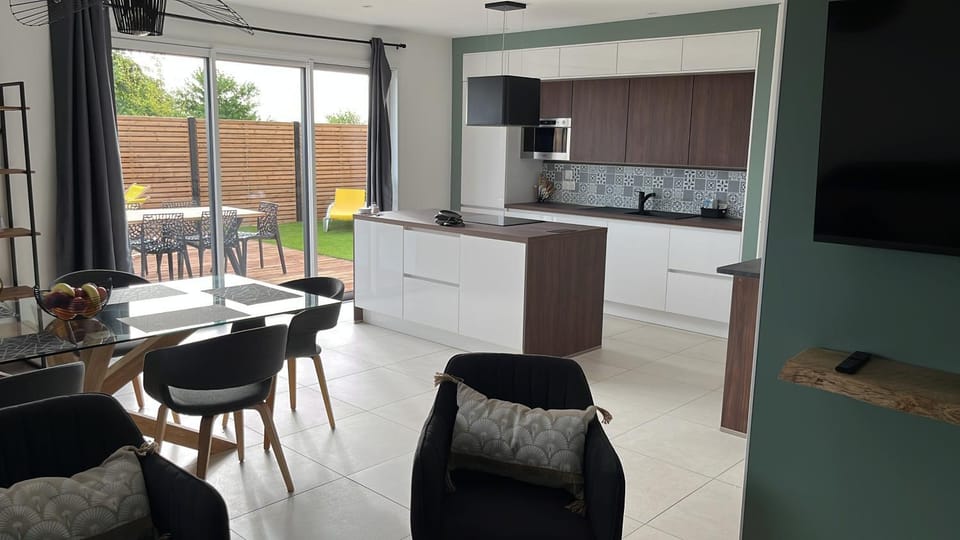Kitchen or kitchenette, Dining area, minibar, pet friendly