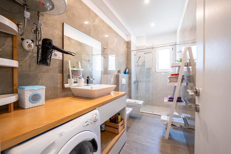 Shower, Toilet, Bathroom, Bath, towels, washing machine