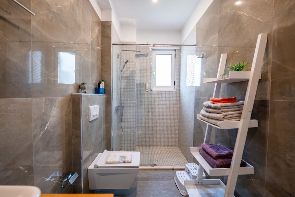 Shower, Toilet, Bathroom, towels