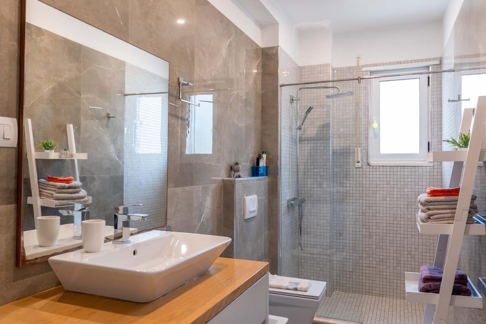 Shower, Toilet, Bathroom, towels