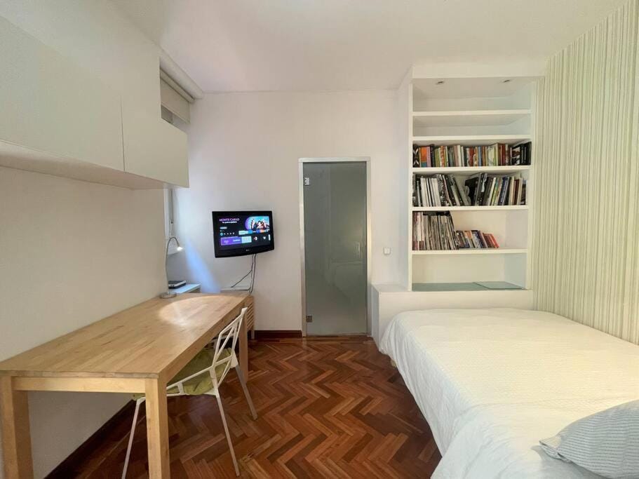 Bed, Library, TV and multimedia, Photo of the whole room, Seating area, hair dresser