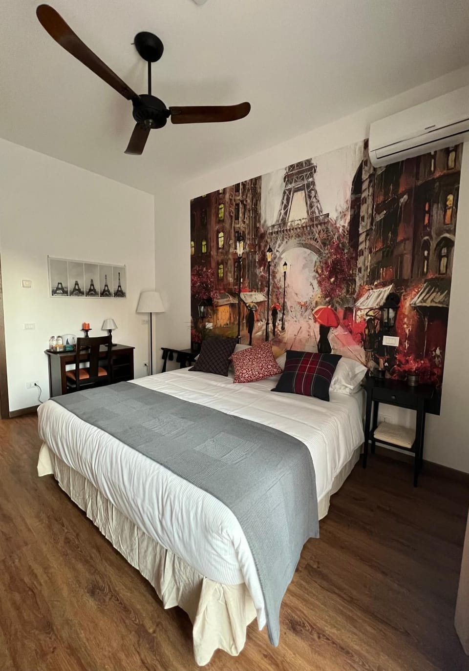 Bed, Photo of the whole room, Bedroom, fireplace