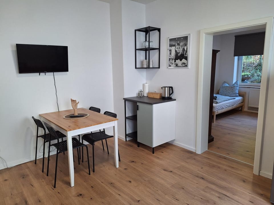 TV and multimedia, Coffee/tea facilities, Kitchen or kitchenette, Photo of the whole room, Seating area