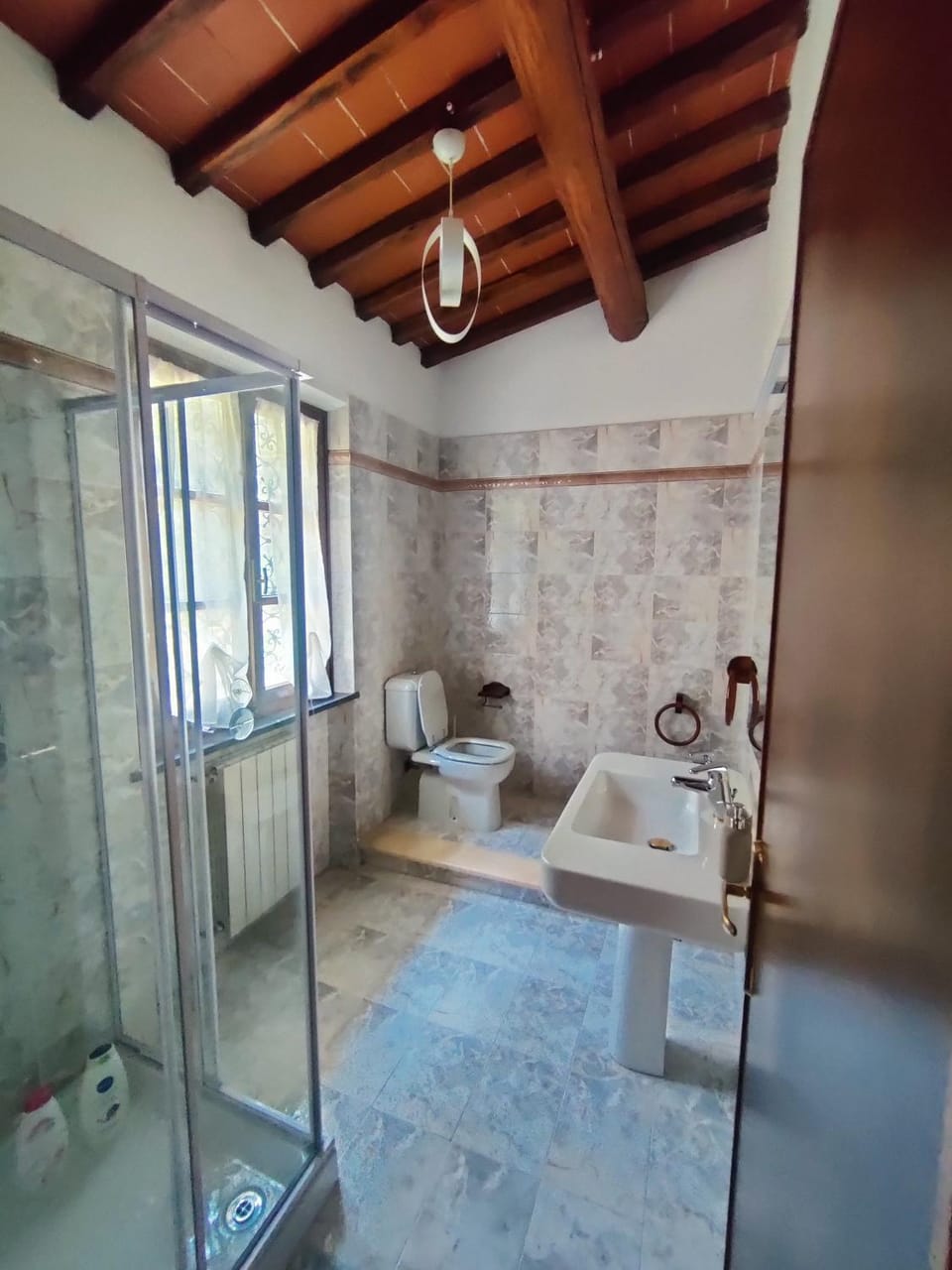 Shower, Toilet